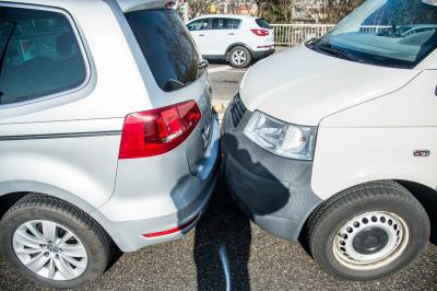 Esslingen: 81-jaehriger Fahrer rammt durch medizinischen Notfall mehrere Fahrzeuge - 2 Verletzte